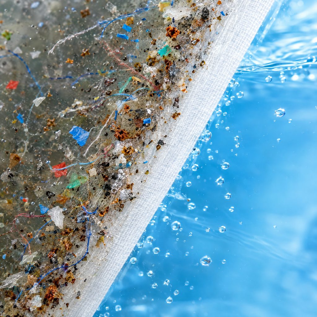 Feine Membran hält Mikroplastik, Metallpartikel und Rost zurück, nur klares Wasser gelangt hindurch